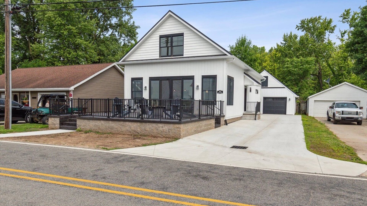 Crystal Cottage | Brand New Build! Crystal Lake Cottage - Sleeps 6 - Montcalm County