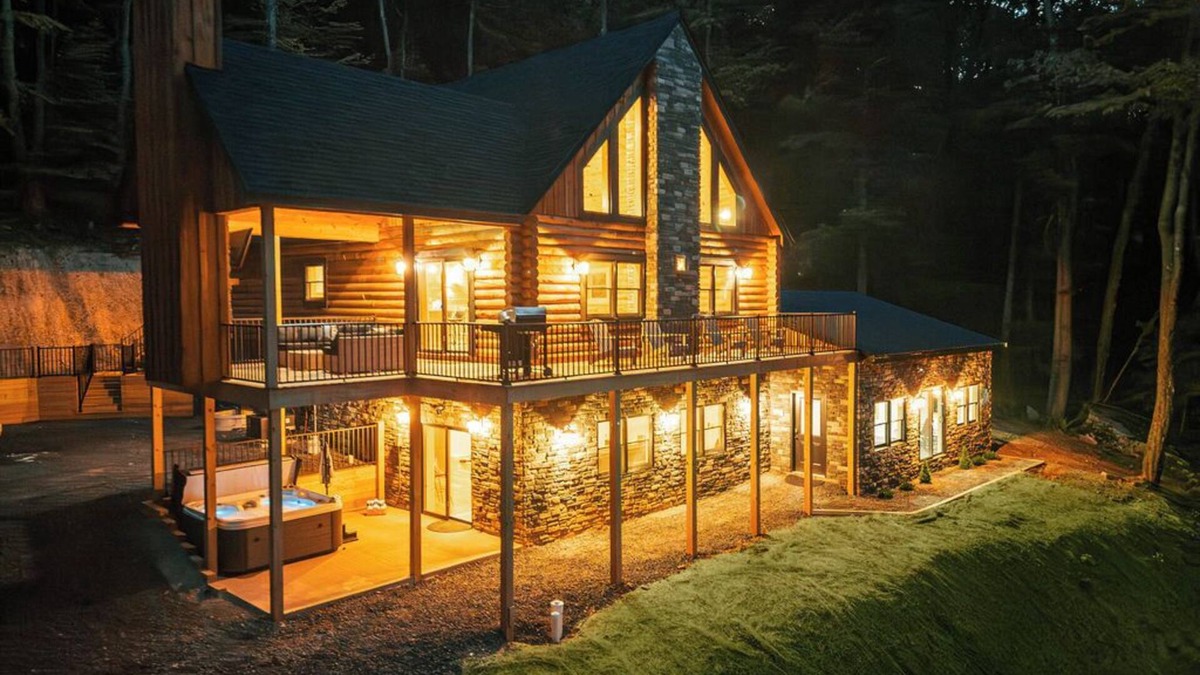 McHenry Cabin | Brand NEW Build! Five Master Suites~Bunk Room~INDOOR POOL, Game ROOM & Hot Tub!