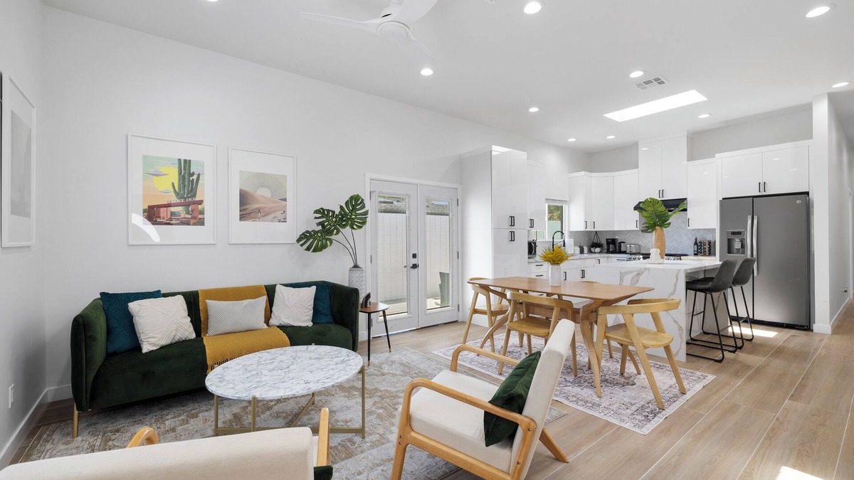 Riverview West House | Brand New Build, Luxurious, Bright, Cozy Staycation, 20 mins to Disney, Arcade