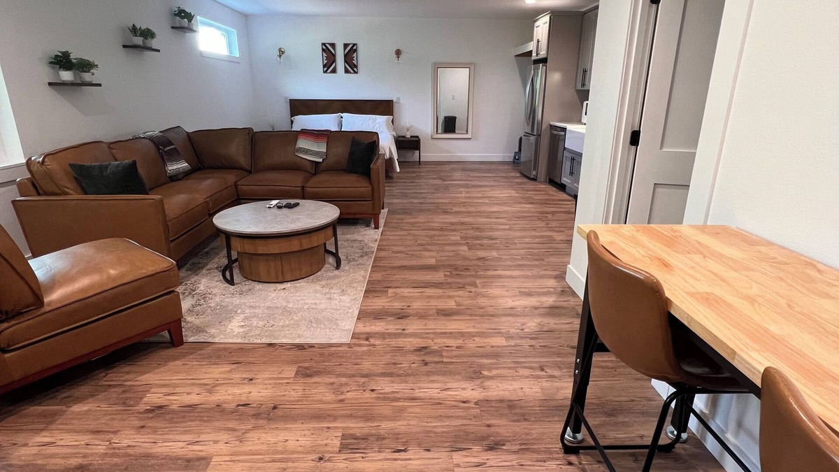 West Side Highway House | BRAND NEW bungalow AC & WiFi in Kelso, 2 parking spots, with EV Charger & Sauna