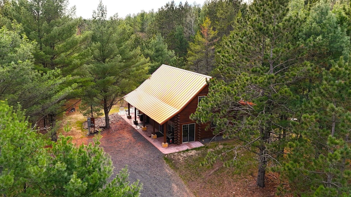 Spooner Cabin | Brand NEW Cabin in the Pines w Private Lake