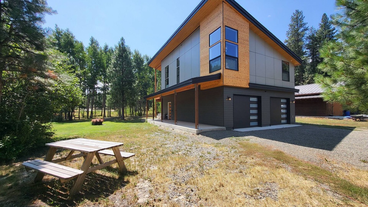 Ronald House | Brand new charming 3-bedroom house in marvelous Ronald with WiFi, AC, hot tub.