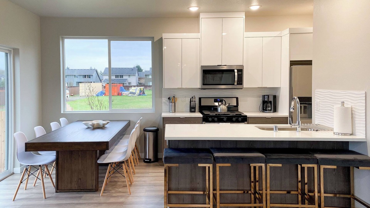 Vancouver House | Brand New Charming 3-bedroom house with AC and WiFi in welcoming Vancouver