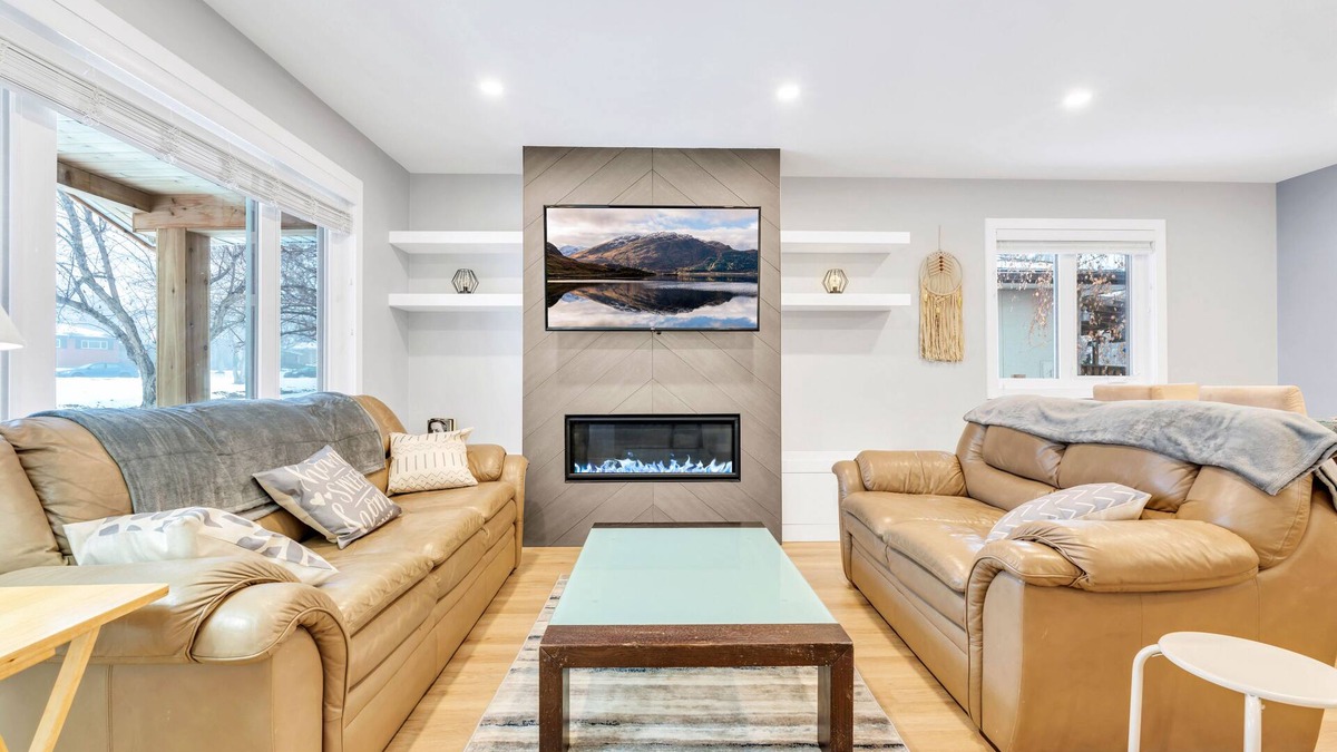 Southeast Calgary House | Brand New Comfy Inner City Oasis