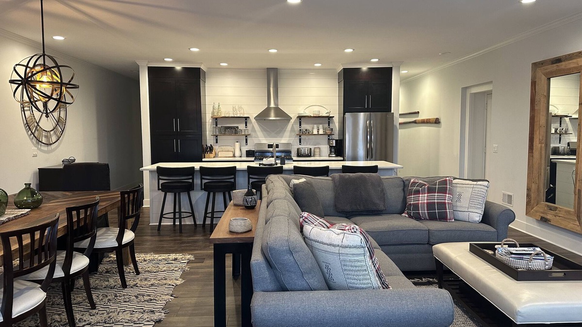 Frankfort Apartment | Brand New, completely remolded chic loft apartment