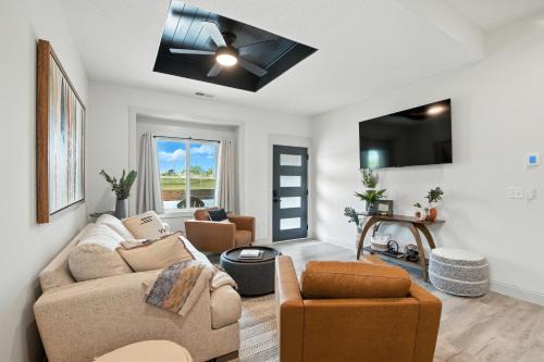 Lawrence Apartment | Brand New Cool Comfy Lawrence Retreat Duplex