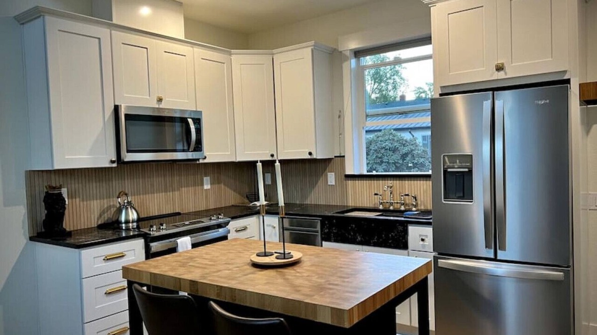 Grant House | Brand New Custom Built Cottage in Downtown w/Pool