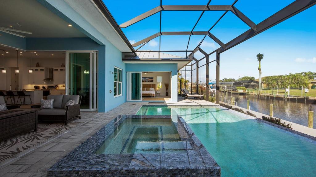 Fort Myers House | BRAND NEW! Direct Sailboat Access, Breathtaking Saltwater Pool - Villa Blue Lagoon - Roelens