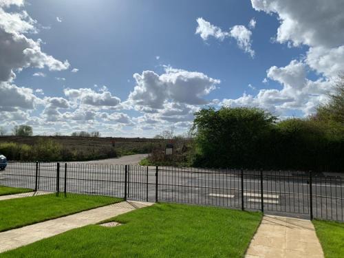 South Ockendon House | Brand New Entire 4 Bed House Multiple Free Parking Early Check-in Late Check- Out Allowed