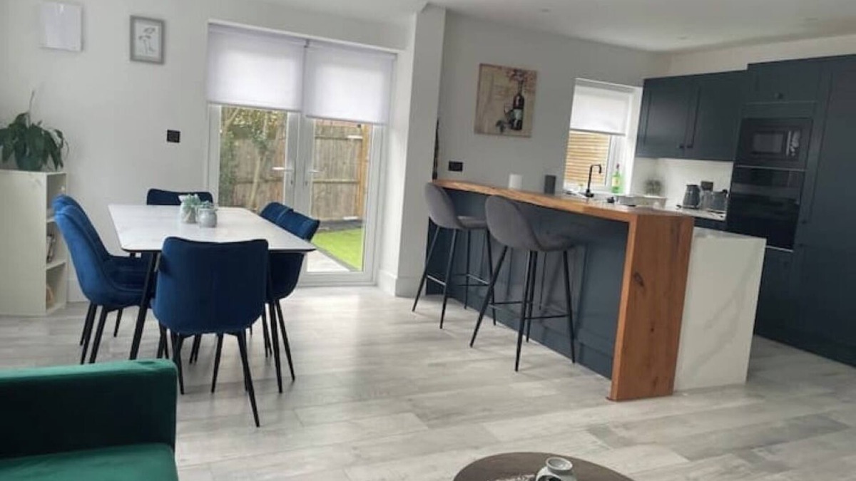 Syon House | Brand New Family House with free parking