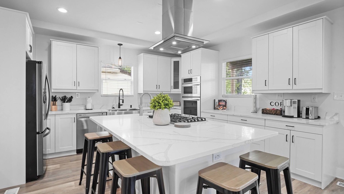 Near Eastside House | Brand New Green House - Mass Ave - Downtown Vibe - minutes to Downtown Indy