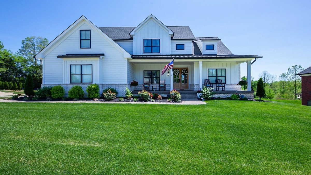 Buechel House | Brand New Home with Indoor Golf Simulator! 20 minutes from Kentucky Derby!