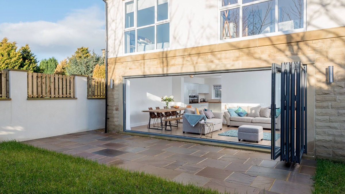 Gildersome House | Brand New Large 4 Bedroom House Located in a Quiet Village with Hot Tub