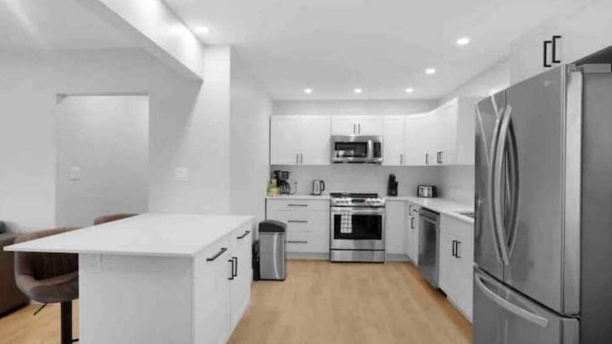 Peterborough House | Brand New Luxe House Reno (5 Star Superhost on Airbnb) on Quiet Cul-De-Sac