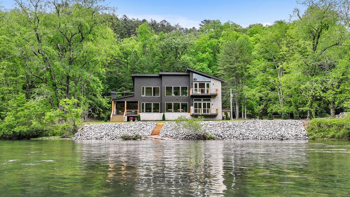Blue Ridge House | Brand New! Luxurious Riverfront Retreat, Hot Tub, 6 Guests 10 Min to Blue Ridge