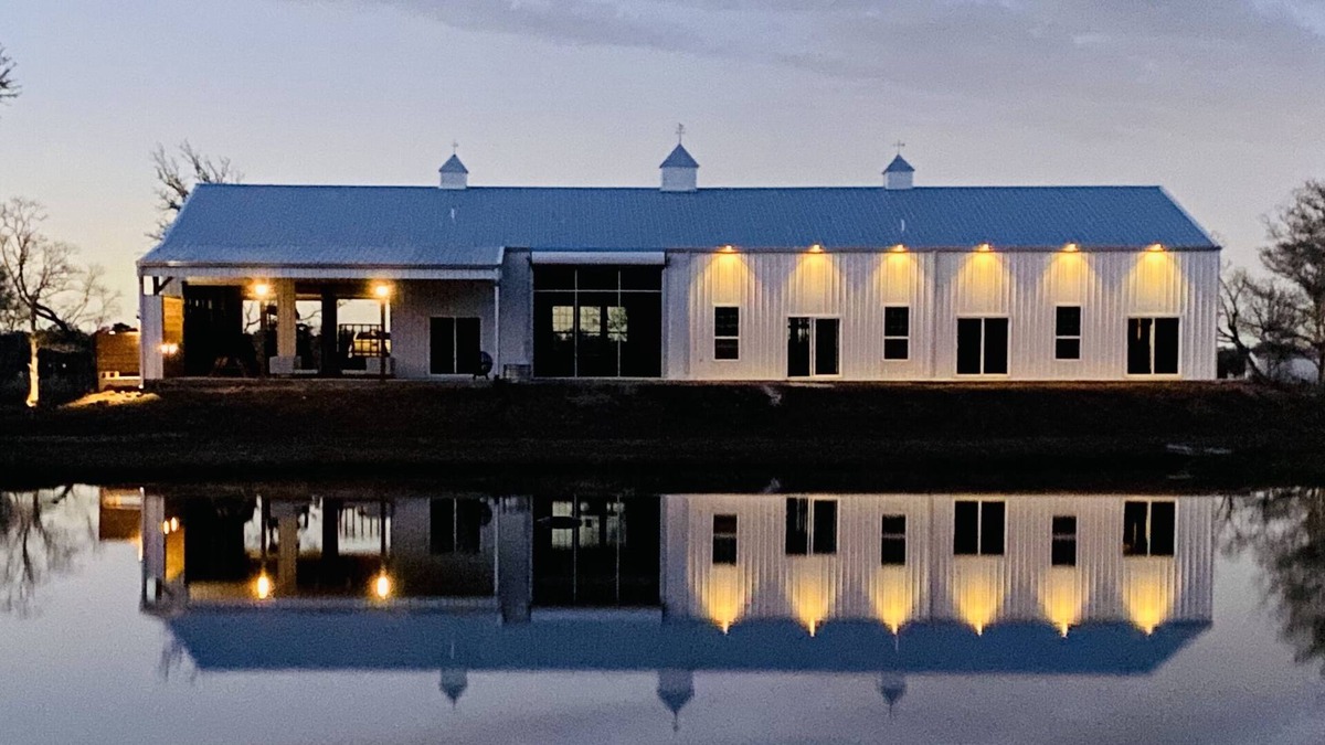 Lake Jackson House | BRAND NEW Luxury Country Escape- 10 Acres with pond, creek, and minutes to beach