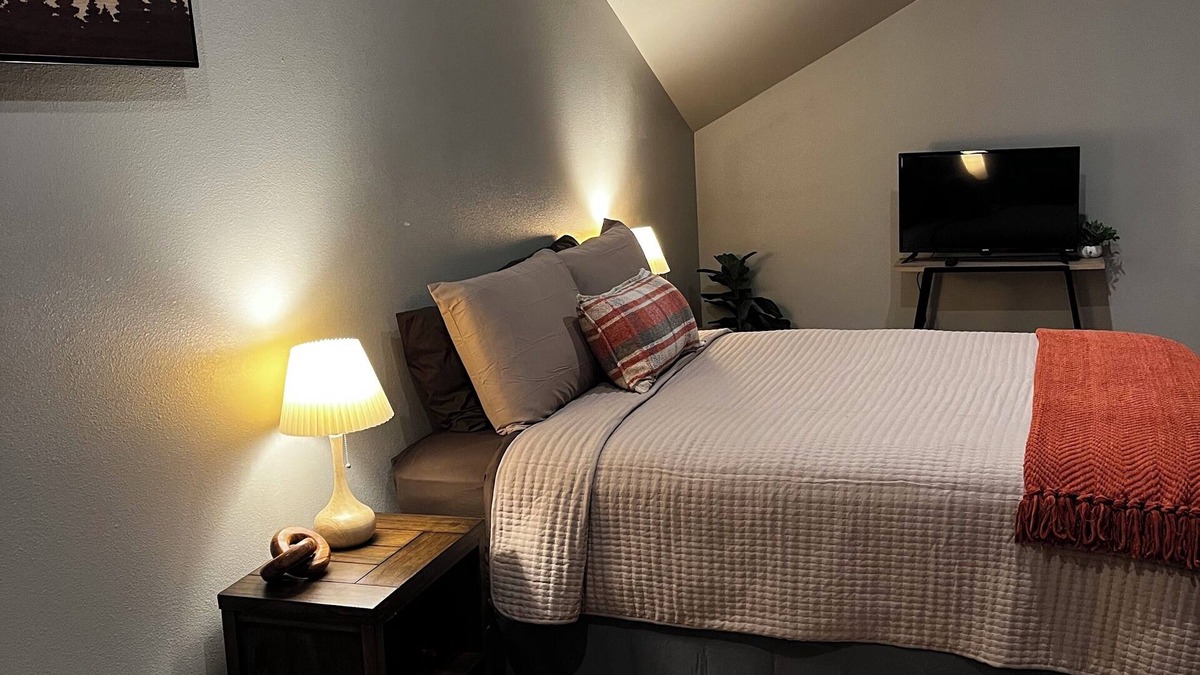 Tyler Cabin | BRAND NEW modern luxury cabin! Kreekside Tipi.