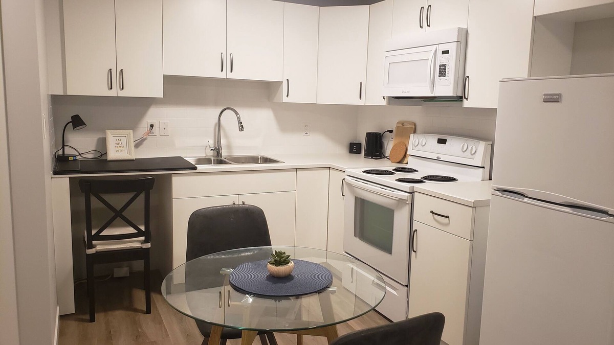 Leduc House | Brand New Modern Private Suite. Full Kitchen | Private Laundry | Netflix