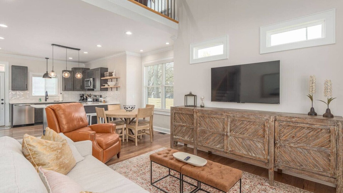 Travelers Rest House | Brand New Modern House - Walk to Main Street