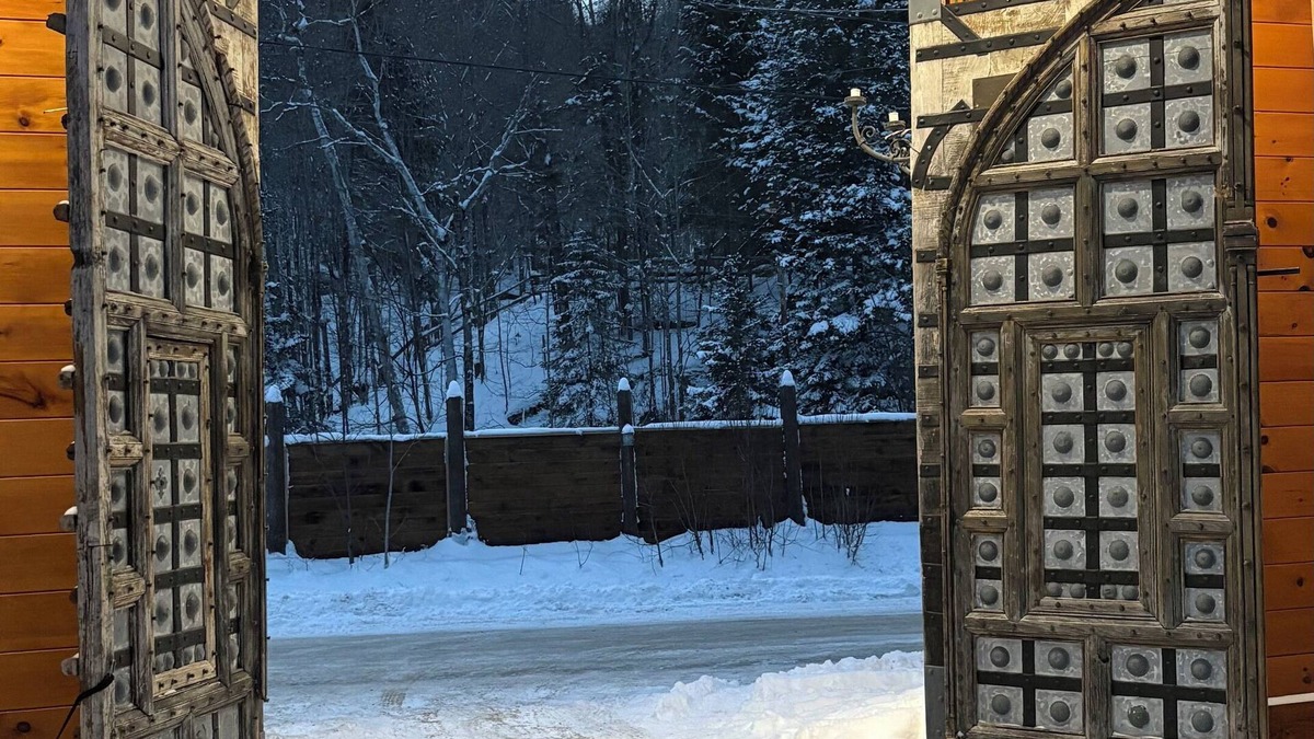 Mandeville Ski Chalet | Brand-New Mountain Chalet w/Hot Tub and Stunning Panoramic Views-Pet friendly!