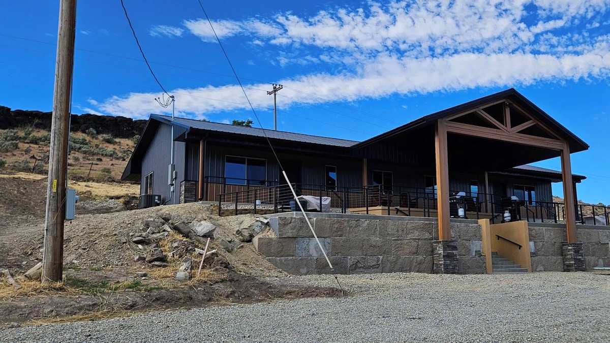 Albion Condo | Brand new Picturesque, 2 Bedroom Duplex with AC and WiFi in delightful Albion