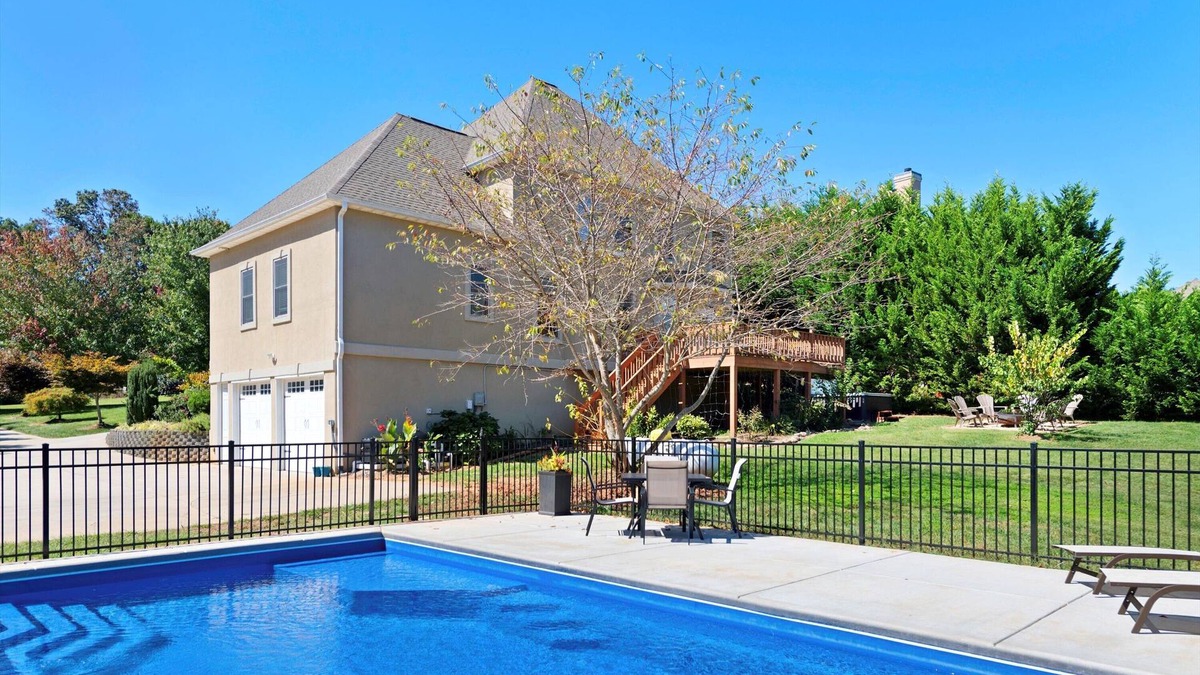 Asheville House | Brand New Pool and Hot Tub! Premium Wifi! Luxurious Home in Asheville. Bathrooms en-suite!