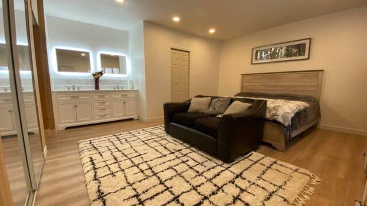 Edenvale House | Brand New Private ADU, Private Entrance + Laundry