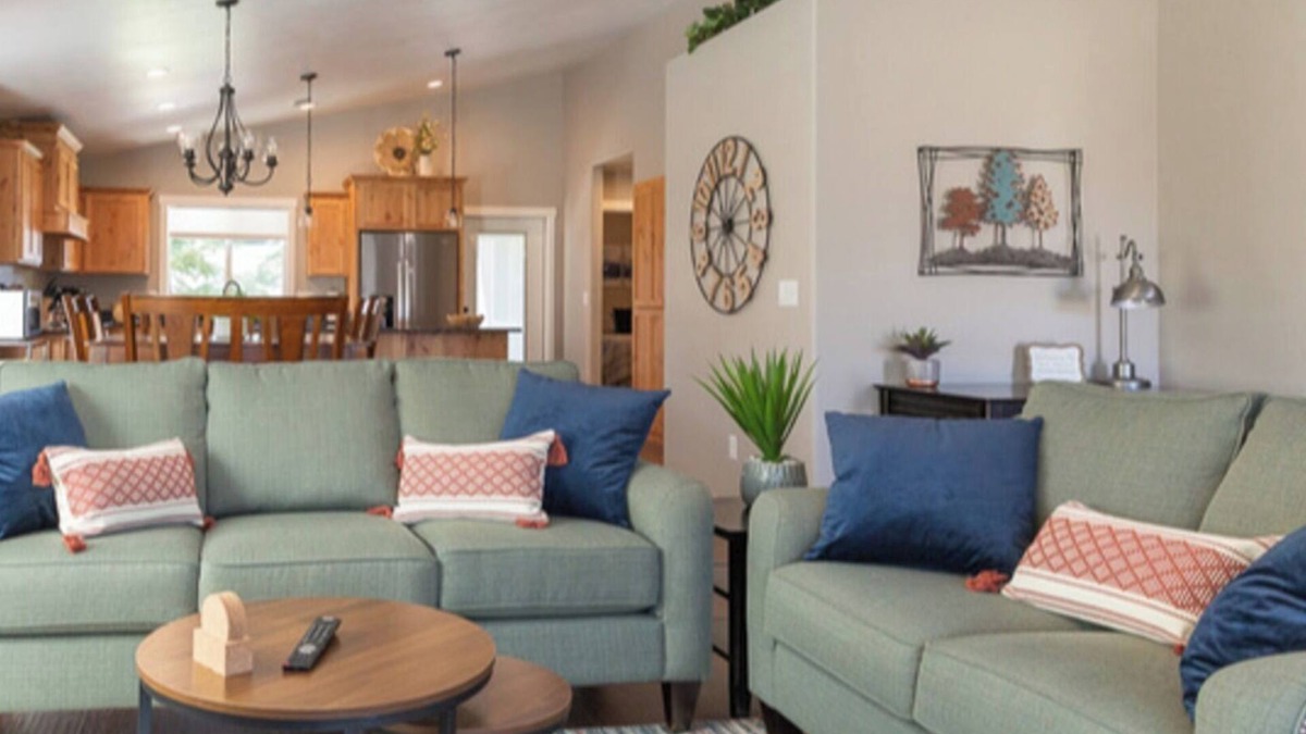 Grants Pass House | Brand New/Self Check-In/Smart TV/Full Kitchen/Quiet Neighborhood