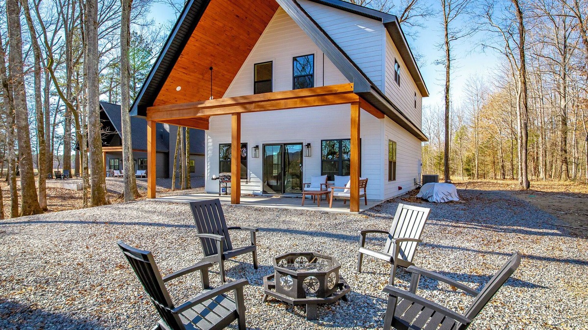 Pangburn Cabin | BRAND NEW Waterfront Cabin on TheLittle Red River with huge dock, arcades & WiFi