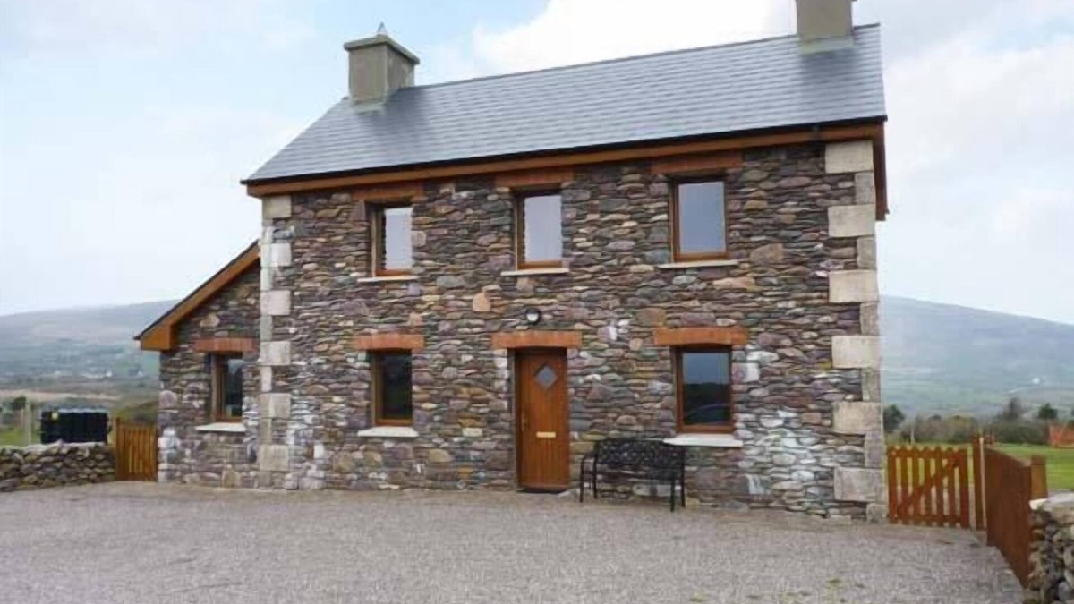 Brandon Cottage | BRANDON HOLIDAY HOME, family friendly in Cloghane, County Kerry