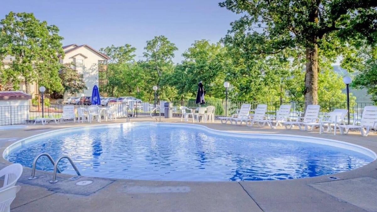 Indian Point Apartment | Branson Condo on Table Rock Lake with Pool and WiFI near Silver Dollar City