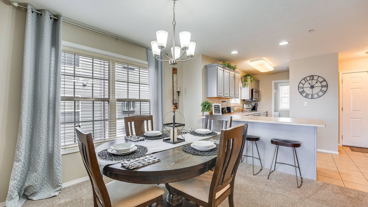 Branson West Condo | Branson Condo w/Pool ~ 3 Mi to Silver Dollar City