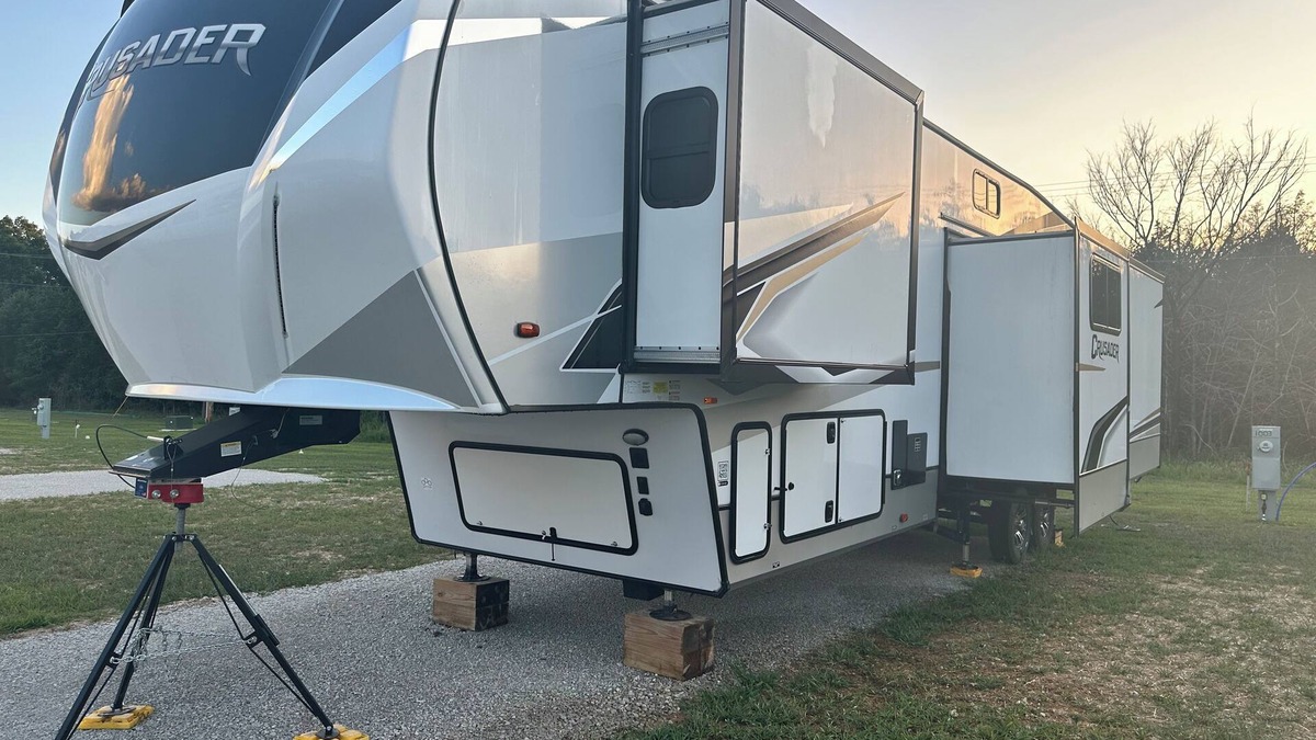 Branson RV Rental | Branson Escape- Charming Stationary Fifth Wheel Rental with Comfort and Style