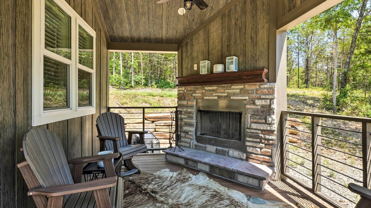 Branson Cabin | Branson Tiny Home on 52 Acres w/Private Pond!