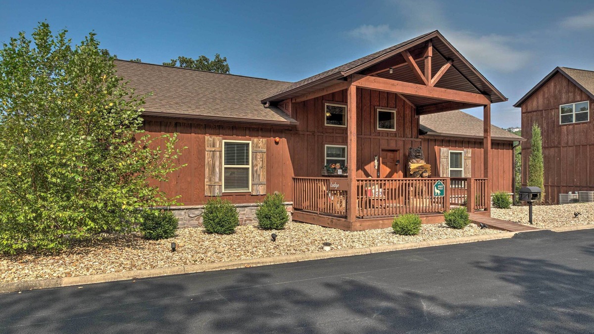 Reeds Spring Cabin | Branson West Cabin w/Pool Access & Golfing