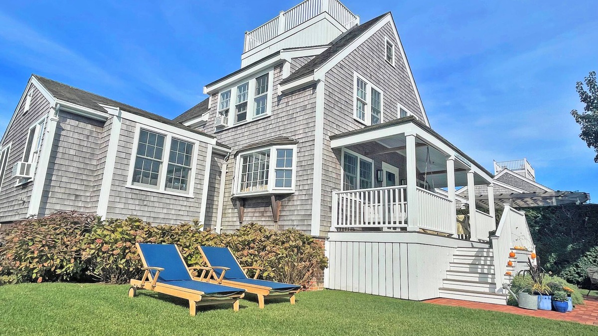 Brant Point House | Brant Point Beach House, 5 Bed, 2 blocks from 2 beaches, walk to town