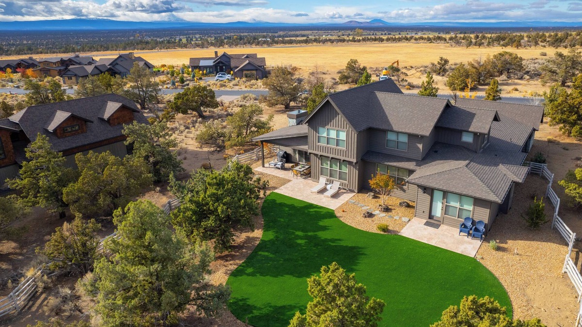 Powell Butte House | Brasada Quail Run - Sleeps 10, Bicycles, PingPong, Yard, Bonus room