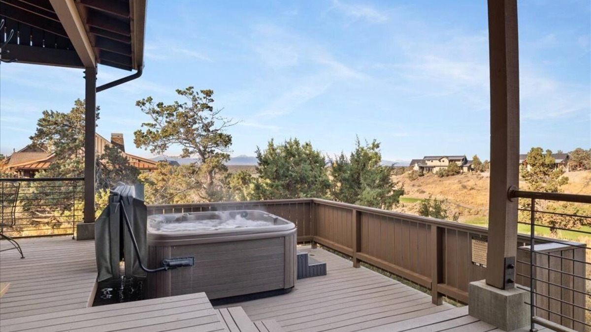 Powell Butte Cabin | Brasada Ranch Cabin: Hot Tub with Mountain & Golf Views, 2 King Suites