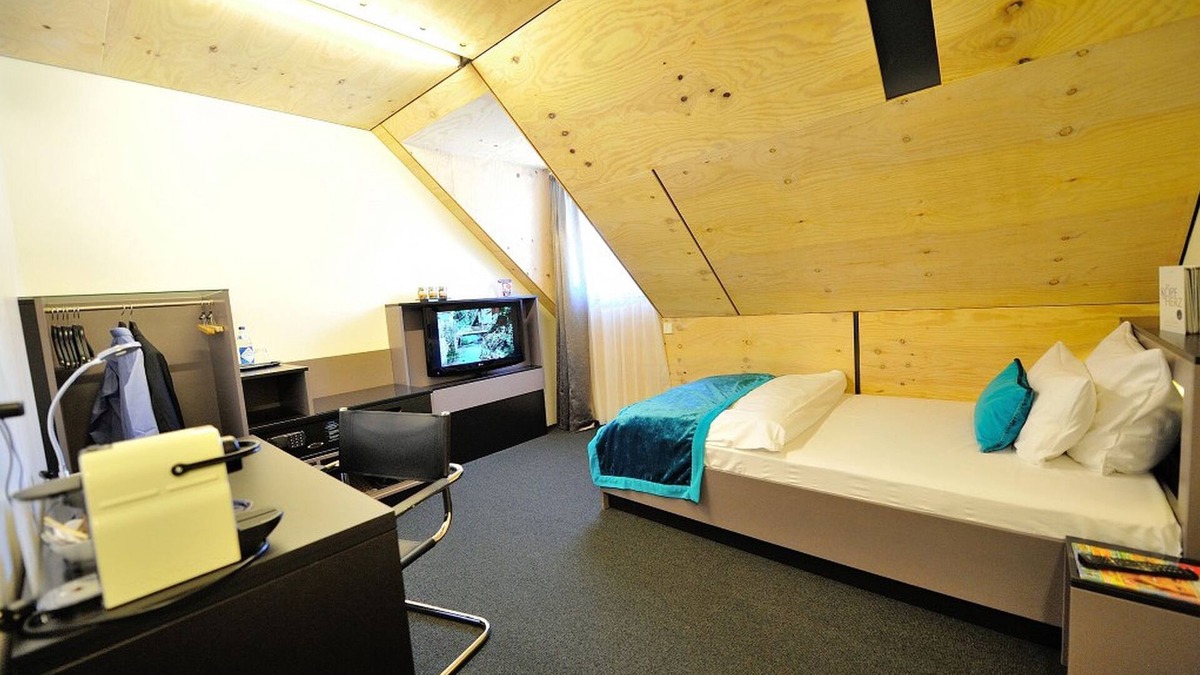 Ehingen Apartment | Brauerzimmer mit Klimaanlage, großem LCD-TV, Sky-free-to-Guest, kostenfreiem WLAN und Safe