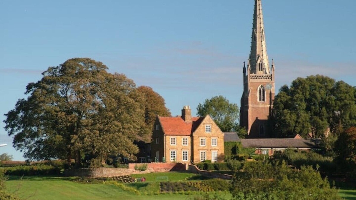 Braunston Cottage | Braunston Manor Cottage: 4-poster beds & ensuites