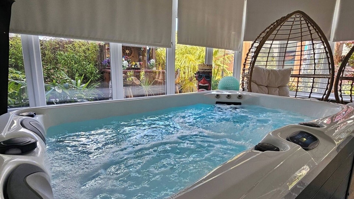 Auchengray House | Braveheart Haven: 4BD Retreat with Hot Tub