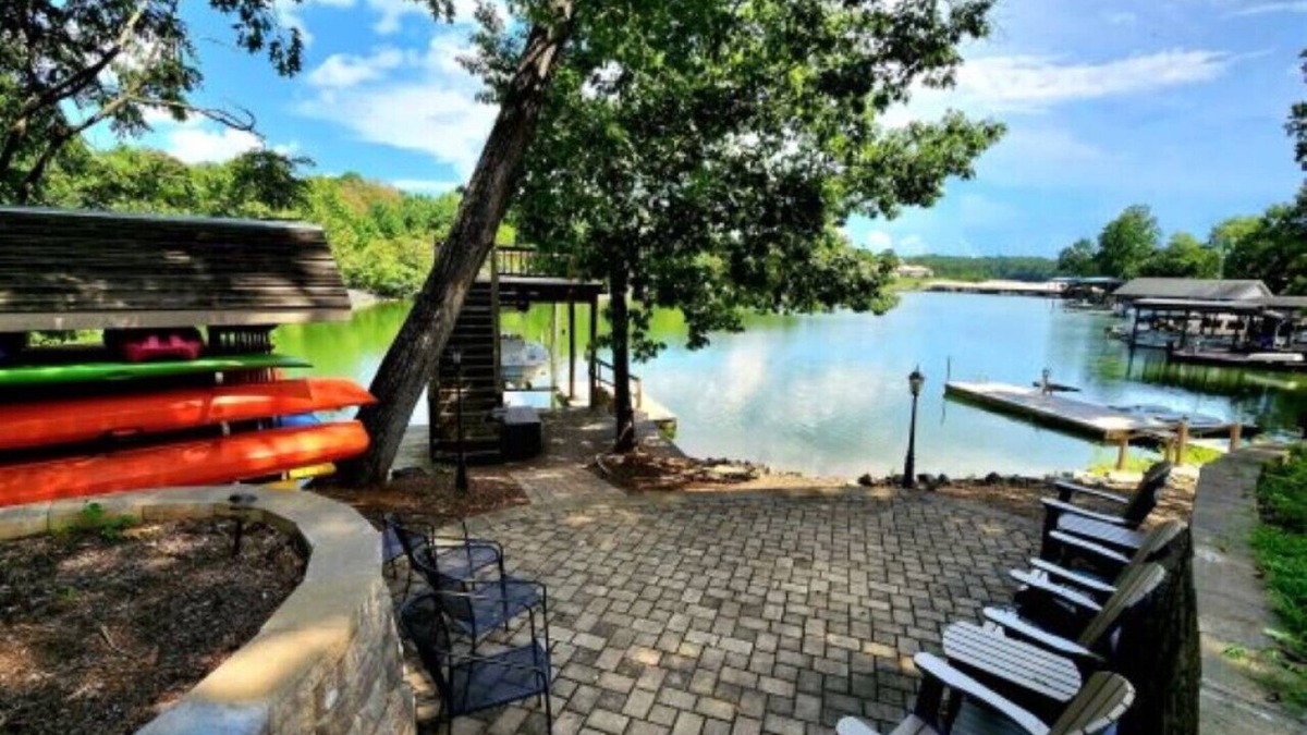 Moneta House | Break Away - sleeps 12, kayaks, SUP's fire pit, games galore! Great for kids and adults!