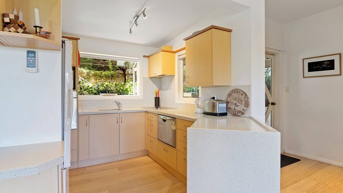 Ngaio Bay Cottage | Breakers Bay on the beach - Kaiteriteri Home