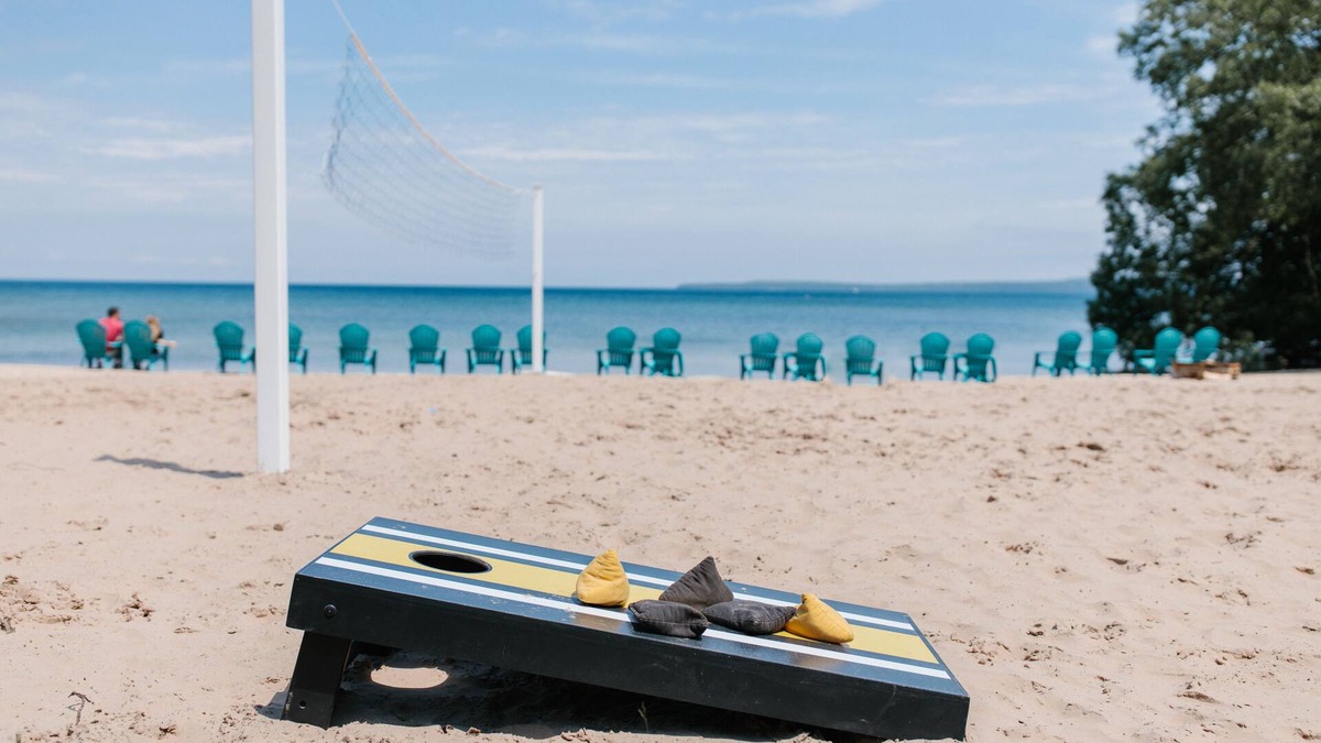 St Ignace Hotel | Breakers Resort & Beach Bar