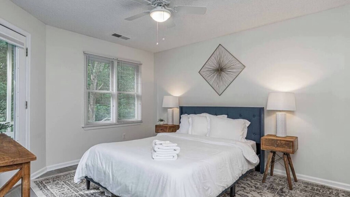 Columbia Apartment | 💎 Breakfast at Tiffany’s 💎 Gated Columbia Condo!