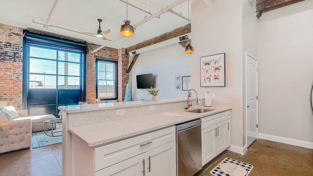 Newport News Apartment | ❤️Breakfast @ Tiffany's❤️Downtown Newport News!