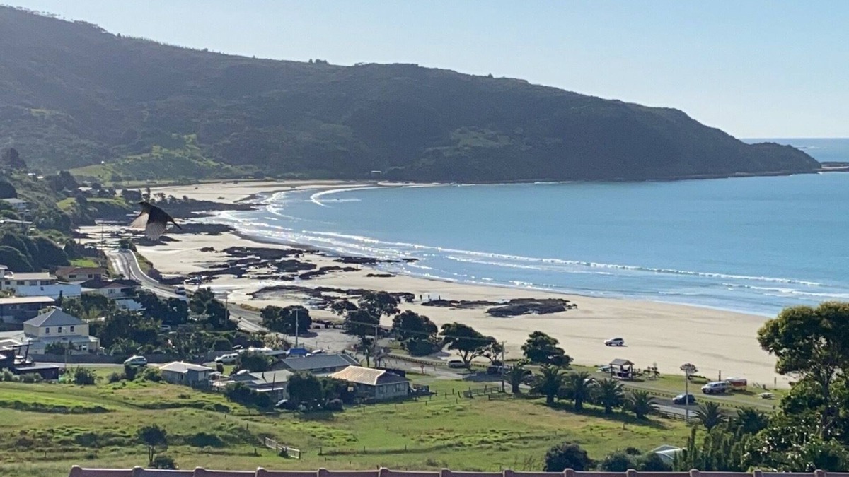 Ahipara House | "Breakview" - quiet, comfortable bach with a spa pool, for families and surfers.