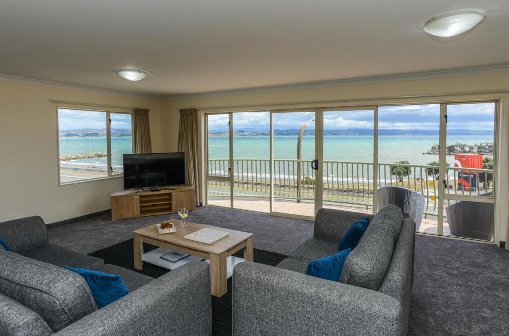 Bluff Hill House | Breakwater Apartment Five - Napier Holiday Home