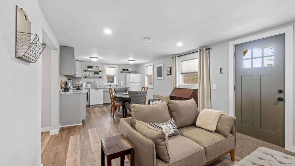 Bradford House | Breakwater Cottage: 1 Bed 1 Ba, Private Pond +Deck