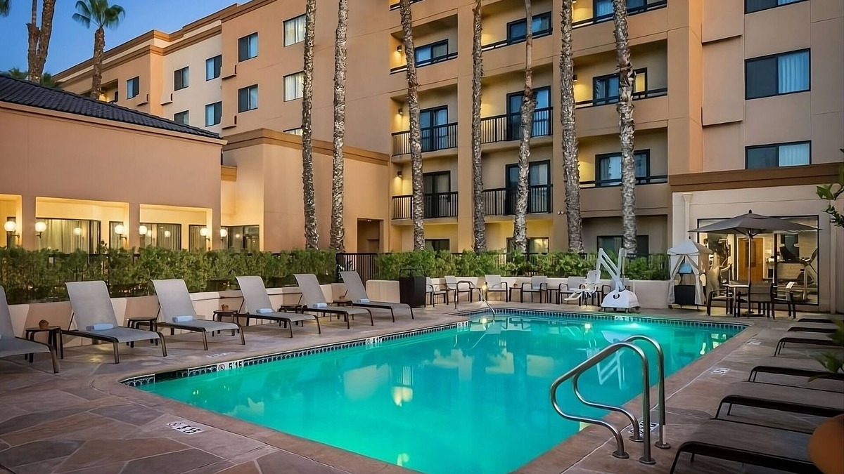 Laguna Hills Hotel | Breath of Fresh Air! Pet-Friendly w/Pool Near Big Air Trampoline Park
